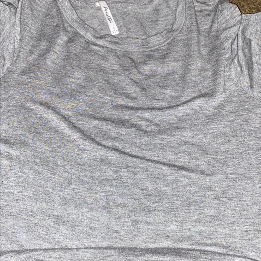 grey short sleeve shirt